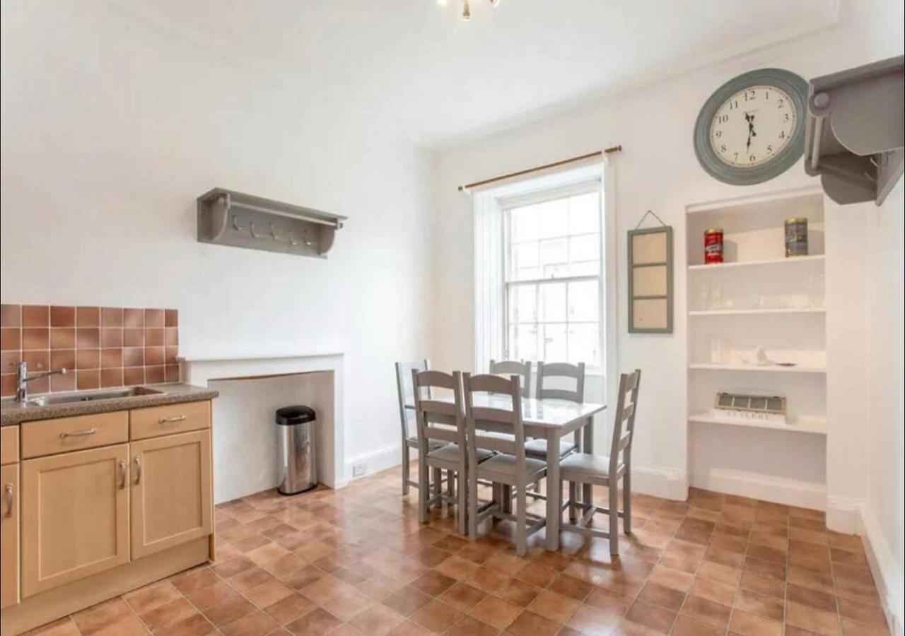 Appartement Modern, Bright & Spacious 3 Bedroom In The Heart Of The Centre - Double Beds - Sleeps Up To 6 Guests